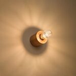 Applique murale ronde en bois naturel sur fond beige