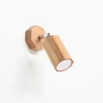Applique murale spot en bois naturel sur fond blanc