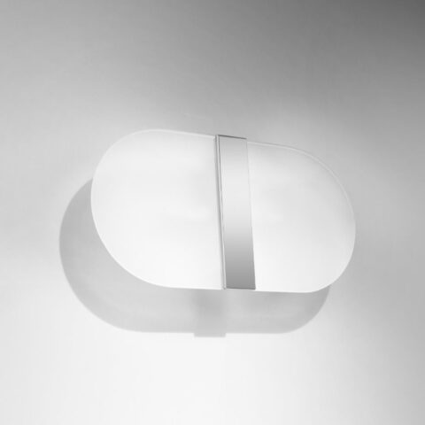 Applique murale design en verre dépoli de forme ovale avec une barre en acier chromé sur fond blanc