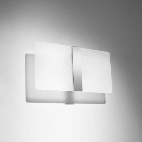 Applique murale design en verre dépoli en forme de rectangle avec une bande en acier chromé au milieu, sur fond blanc