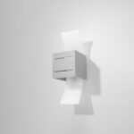 Applique cube grise à fentes avec ailes en verre, vue en angle sur mur clair