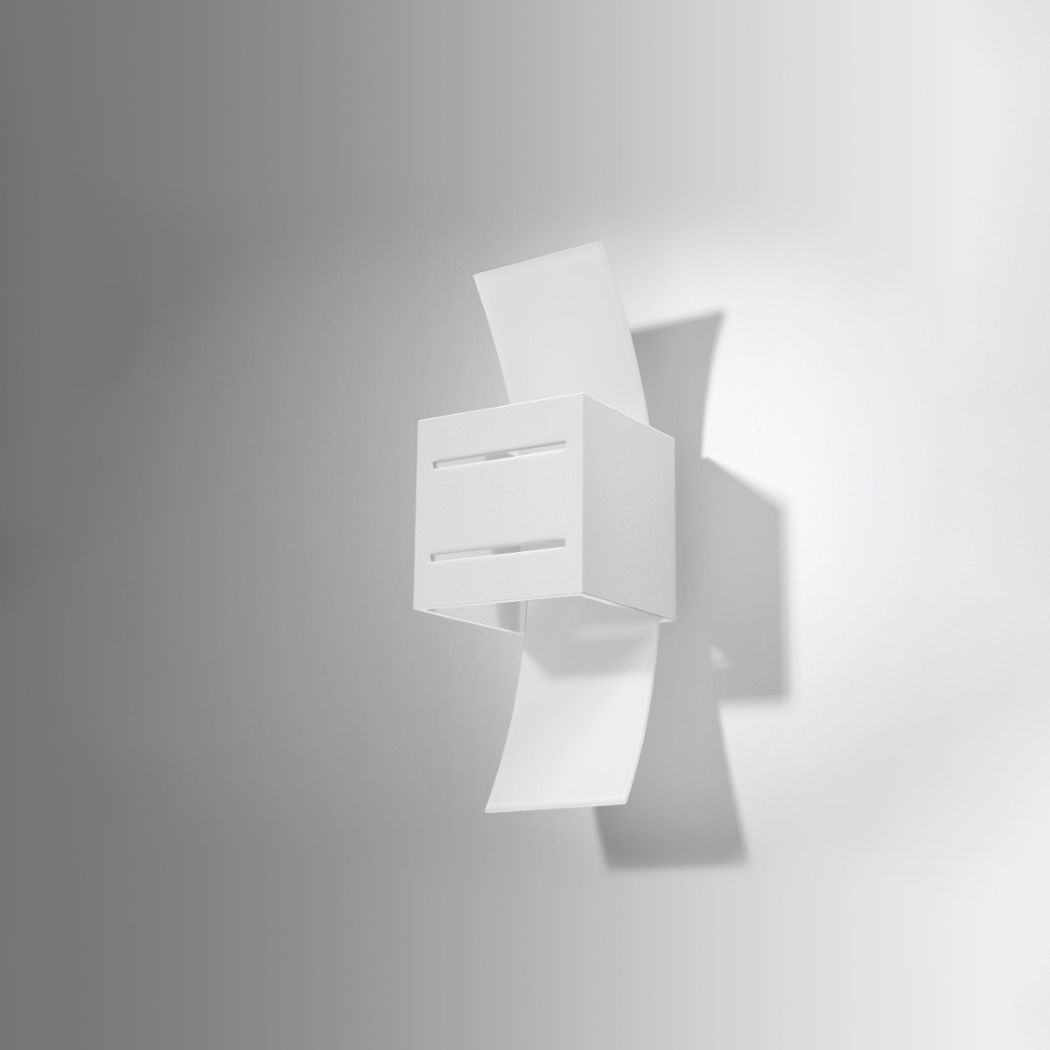 Applique cube blanche à fentes avec ailes en verre sur mur gris clair