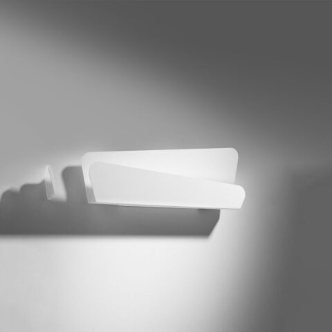 Applique murale blanche élégante et décorative en forme géométrique sur fond blanc