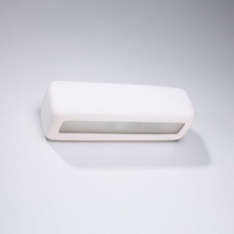 Applique murale blanche en céramique et en verre en forme rectangulaire arrondie sur fond blanc