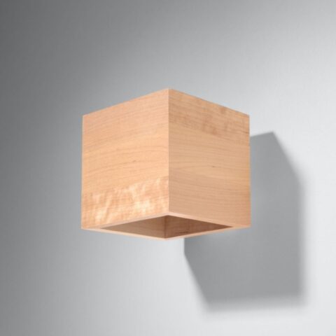 Applique murale en forme de cube en bois naturel sur fond blanc