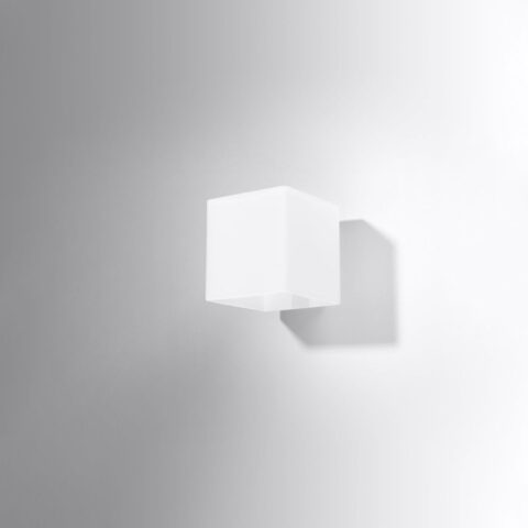 Applique murale en verre blanc en forme de cube sur fond blanc