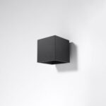 Applique cube noire montée sur un mur blanc