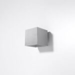Applique cube gris clair montée sur un mur blanc