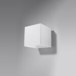 Applique cube blanche montée sur un mur gris