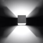 Applique cube noire avec faisceaux lumineux symétriques vers le haut et le bas