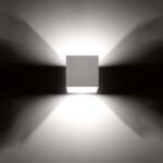 Applique cube blanche avec faisceaux lumineux symétriques vers le haut et le bas