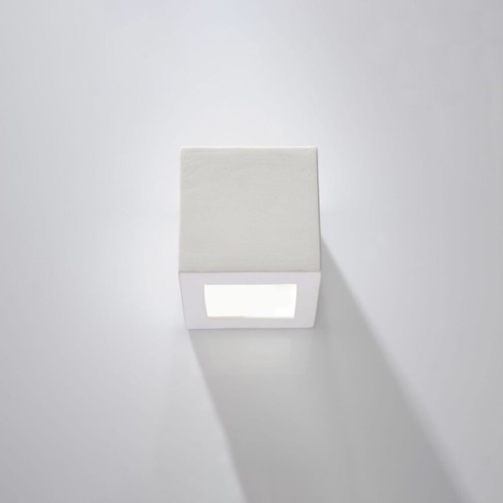 Applique murale en céramique blanche en forme de cube sur fond blanc