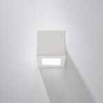 Applique murale en céramique blanche en forme de cube sur fond blanc