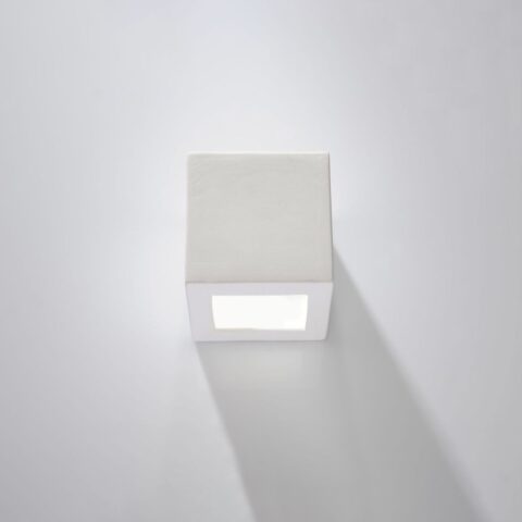 Applique murale en céramique blanche en forme de cube sur fond blanc