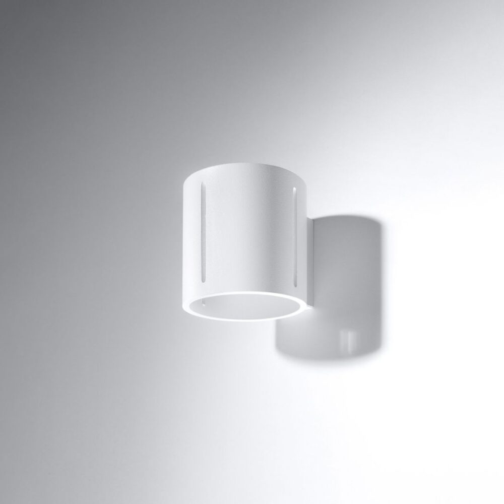 Applique murale en aluminium blanc en forme de cylindre moderne sur fond blanc
