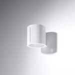 Applique murale en aluminium blanc en forme de cylindre moderne sur fond blanc