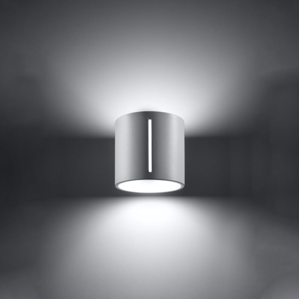 Applique cylindrique argentée à fente verticale diffusant la lumière