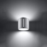 Applique cylindrique argentée à fente verticale diffusant la lumière
