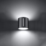 Applique cylindrique noire à fente verticale projetant la lumière vers le haut et le bas