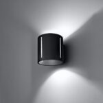 Applique cylindrique noire à deux fentes verticales montée sur mur blanc