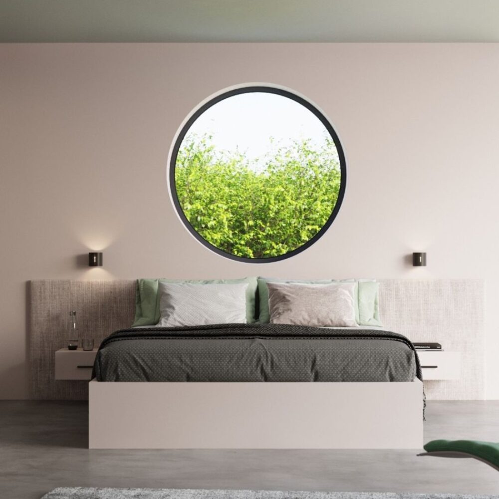 Chambre avec deux petites appliques rondes encadrant un lit sous une fenêtre ronde