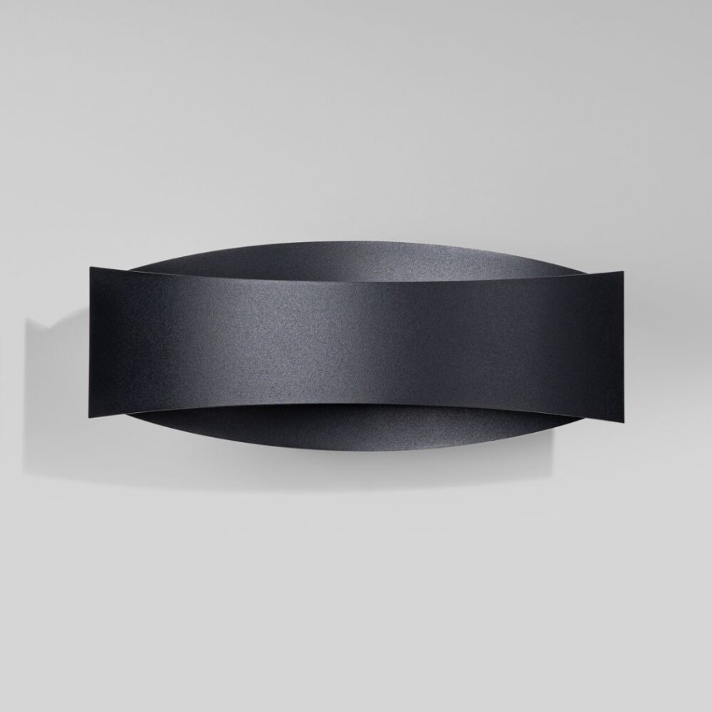 Applique murale design et contemporaine en métal noir sur fond blanc