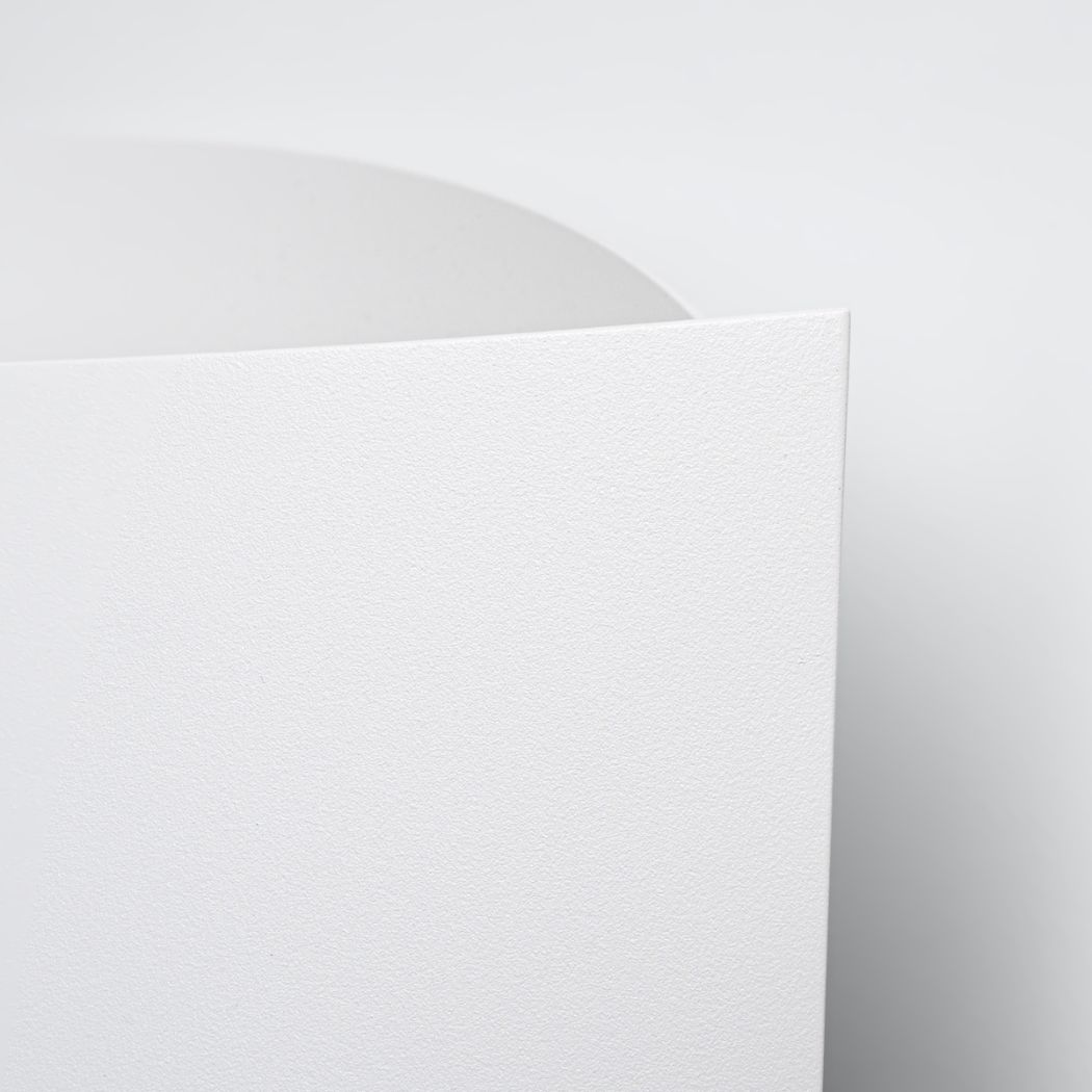 Applique murale design et graphique en métal noir ou blanc - vue d'ensemble