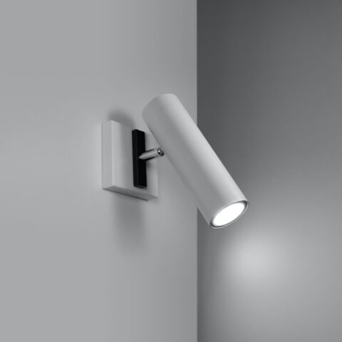 Applique murale design et moderne en métal blanc avec une tête orientable sur fond gris