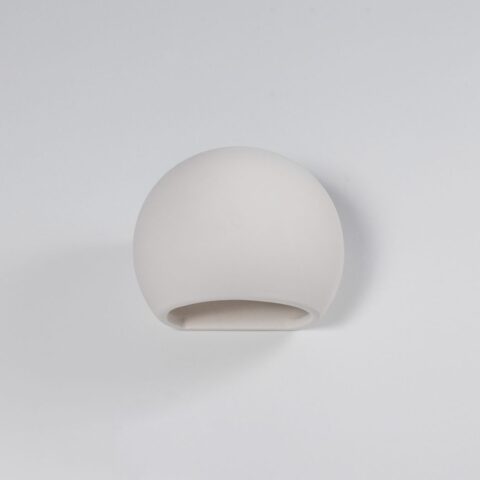 Applique murale en céramique blanche minimaliste en forme de globe sur fond blanc