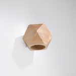Applique murale de forme géométrique en bois naturel sur fond blanc