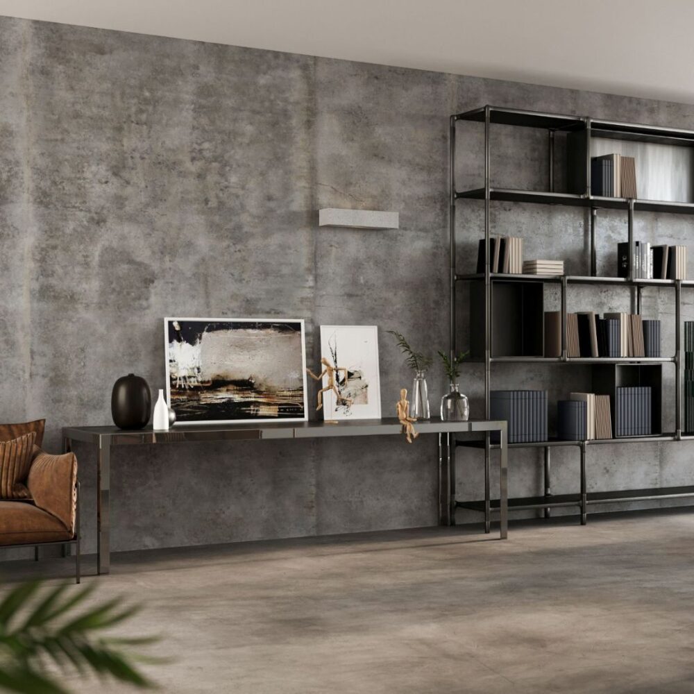 Applique en béton au-dessus d'une console avec cadres, dans un salon avec bibliothèque murale