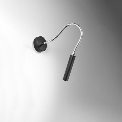 Applique murale liseuse avec une tête orientable en acier noir sur fond blanc