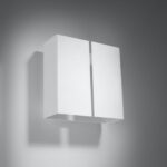 Applique murale blanche et moderne en forme de carré sur fond gris