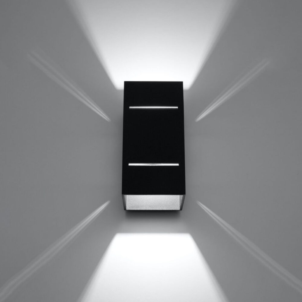 Applique noire allumée projetant une lumière contrastée vers le haut et le bas