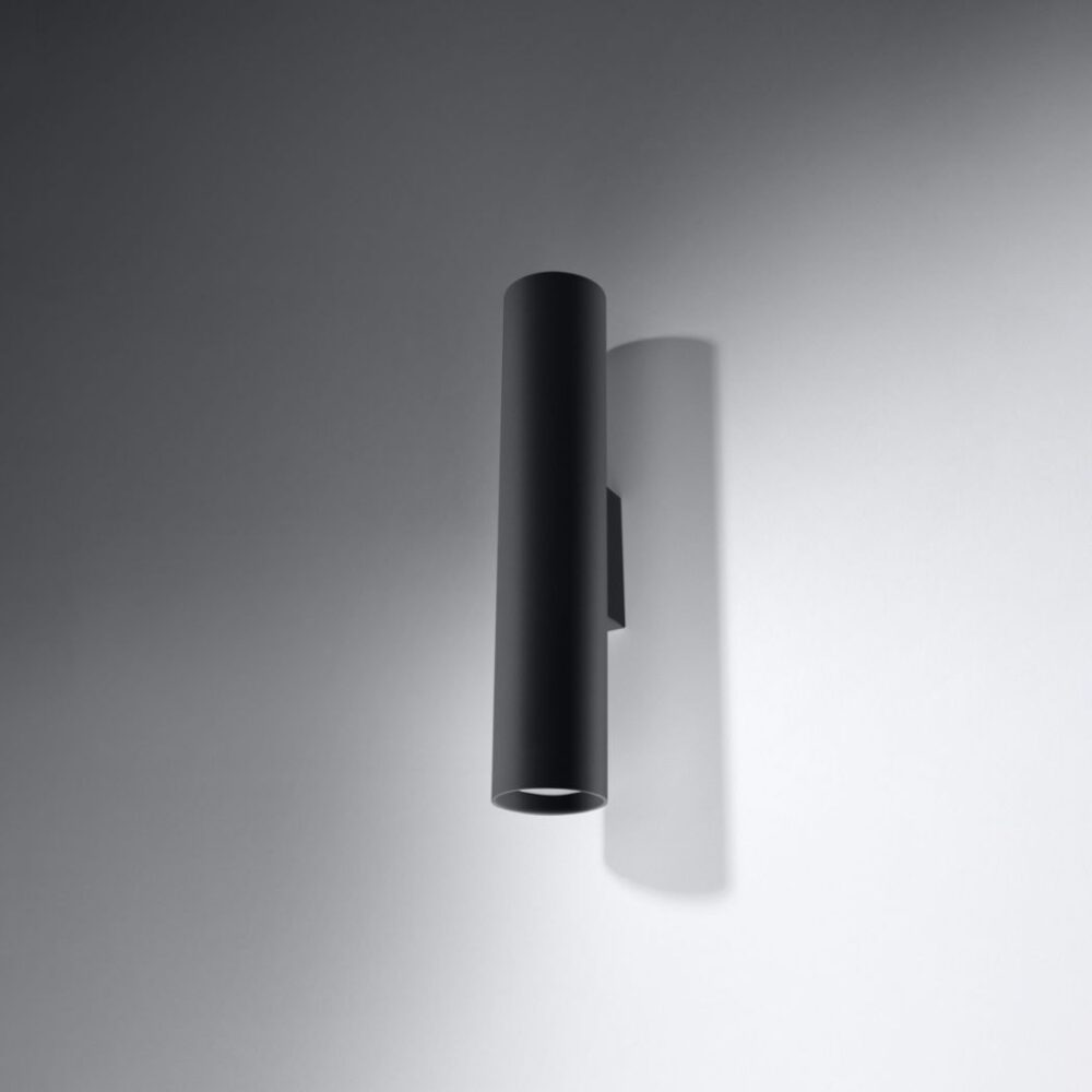 Applique murale moderne en acier noir en forme de tube cylindrique sur fond blanc