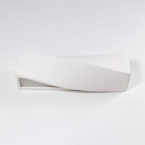 Applique murale en céramique blanche en forme de rectangle ondulé sur fond blanc