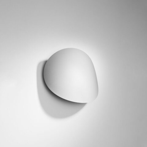 Applique murale ronde minimaliste et décorative en acier blanc sur fond blanc