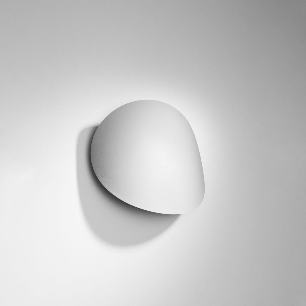 Applique murale ronde minimaliste et décorative en acier blanc sur fond blanc