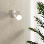 Applique murale spot orientable en métal noir ou blanc - ambiance allumée