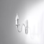 Applique murale en forme de chandelier moderne blanc sur fond blanc