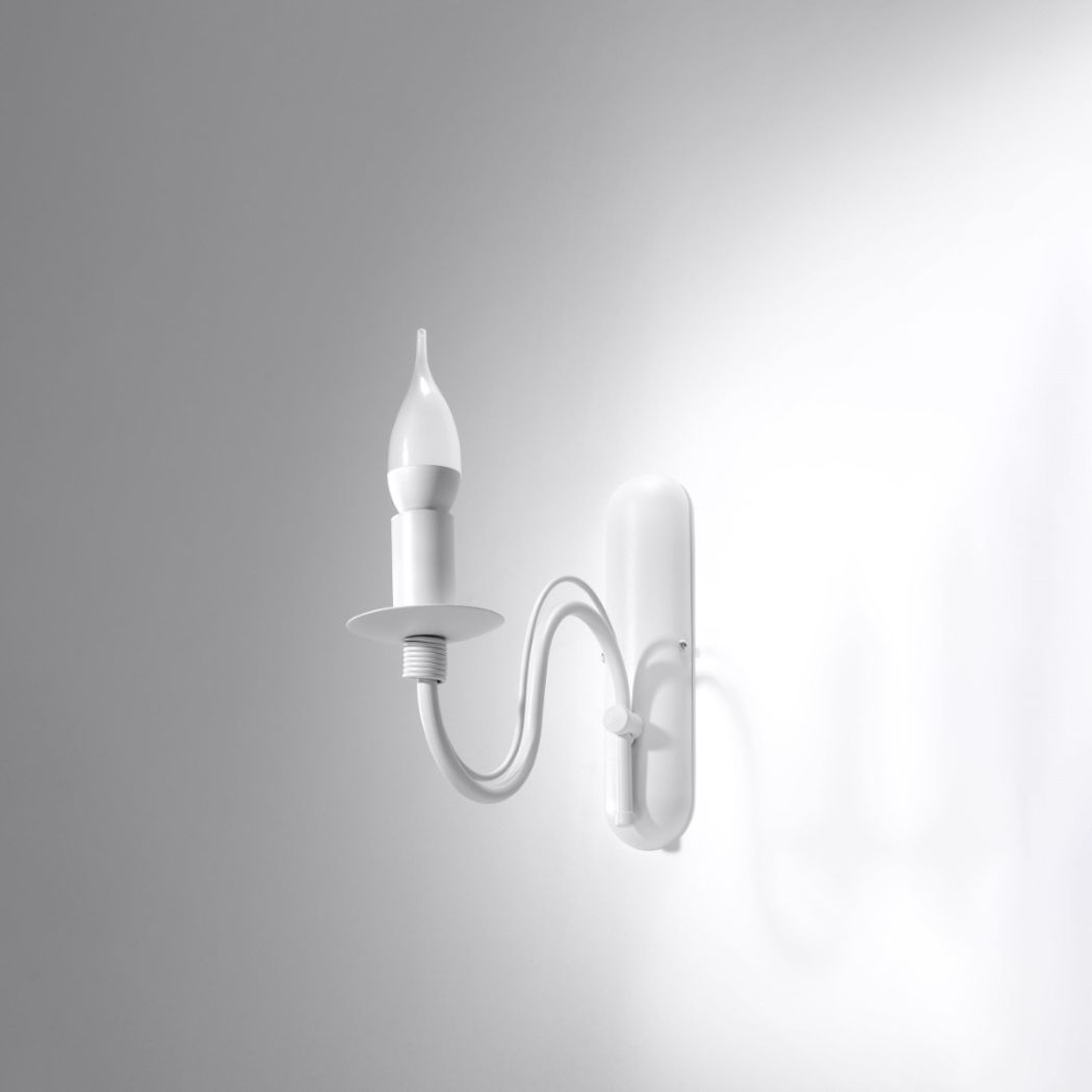 Applique murale en forme de chandelier moderne blanc sur fond blanc