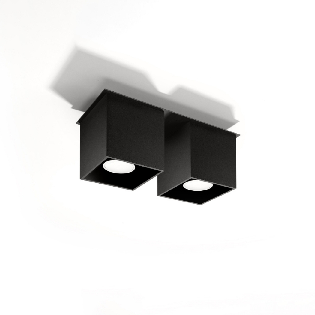 Lustre plafonnier moderne 2 cubes en aluminium noirs sur fond blanc.
