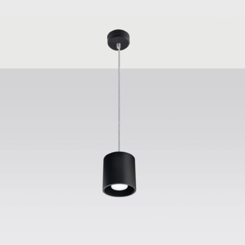 Suspension minimaliste cylindrique en aluminium de couleur noir fixé sur un plafond blanc.