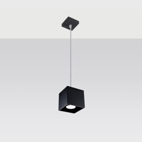 Suspension moderne cube en aluminium de couleur noire, ampoule allumée. Fond gris clair.