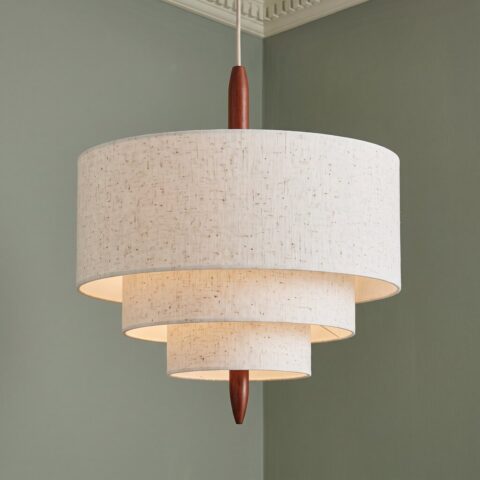 Suspension japonaise en tissu beige à trois abat-jour ronds dans un salon au mur vert