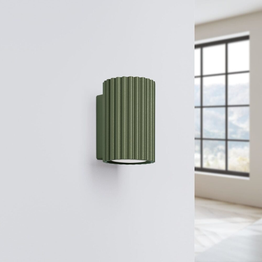 Applique murale cylindrique cannelée verte près d'une fenêtre