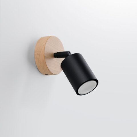 Applique murale spot orientable en bois naturel et métal noir sur fond blanc
