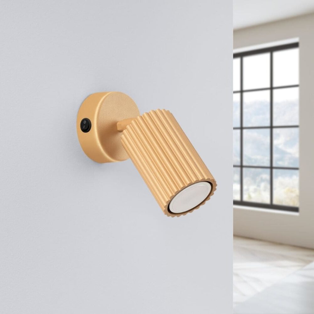 Applique murale liseuse dorée orientable avec texture nervurée et interrupteur