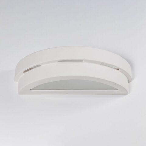 Applique murale en céramique blanche en forme de demi-lune sur fond uni gris
