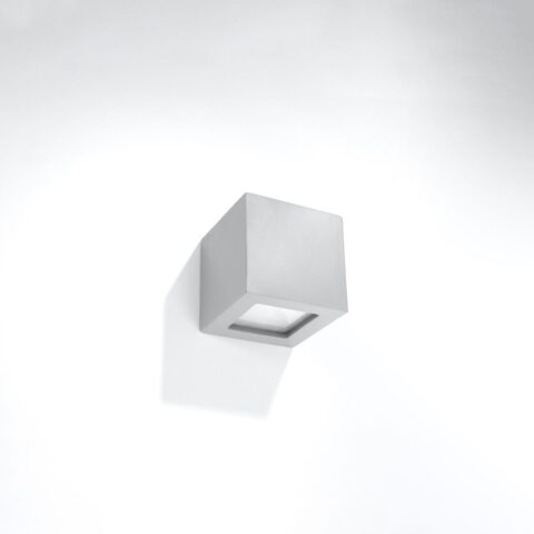 Applique murale en forme de cube en céramique grise sur fond blanc gris